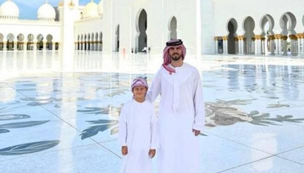 Pjanić sa sinom u arapskoj narodnoj nošnji na džumi u Abu Dhabiju