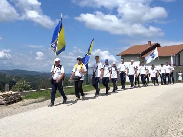 Pješačit će 240 kilometara: Iz Trepča krenuli na "Marš mira" prema Srebrenici
