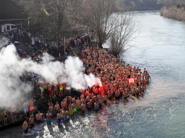 Pjevali četničke pjesme tokom plivanja za časni krst u Podgorici