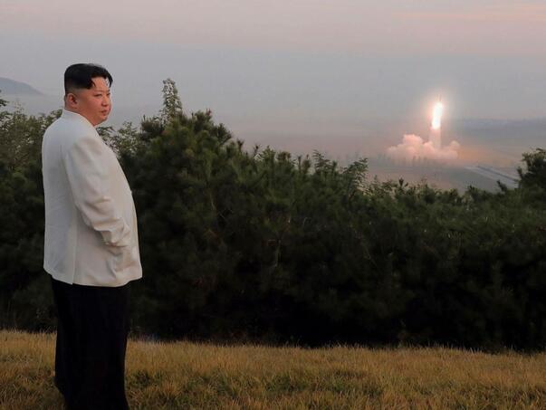 Pjongjang ponovo lansira rakete: Više od 10 projektila završilo u moru