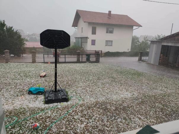 Pljuskovi, led i olujni vjetar pogodili Bosanski Petrovac i Tomislavgrad