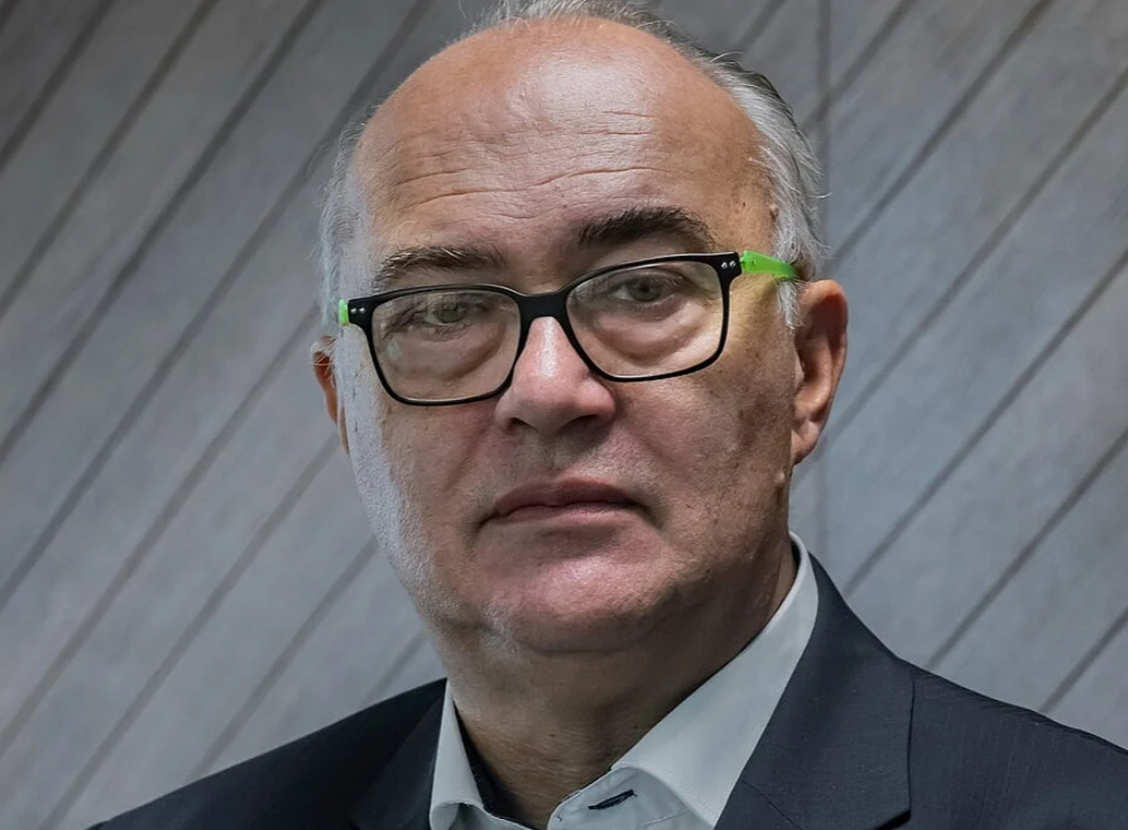 Pljušte ostavke u srbijanskim medijima, na red došao i Karadžić