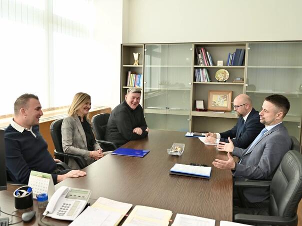 Po 1.000 KM zaposlenim u institucijama uz novembarske plate