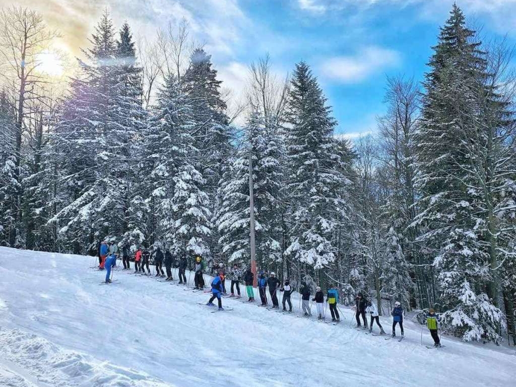 Počela nova sezona: Besplatna Škola skijanja za početnike na Ponijerima