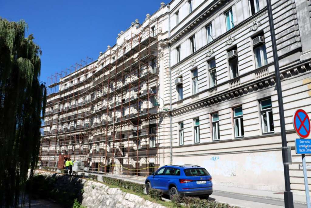 Počela rekonstrukcija fasade zgrade Vlade KS i Općine Centar
