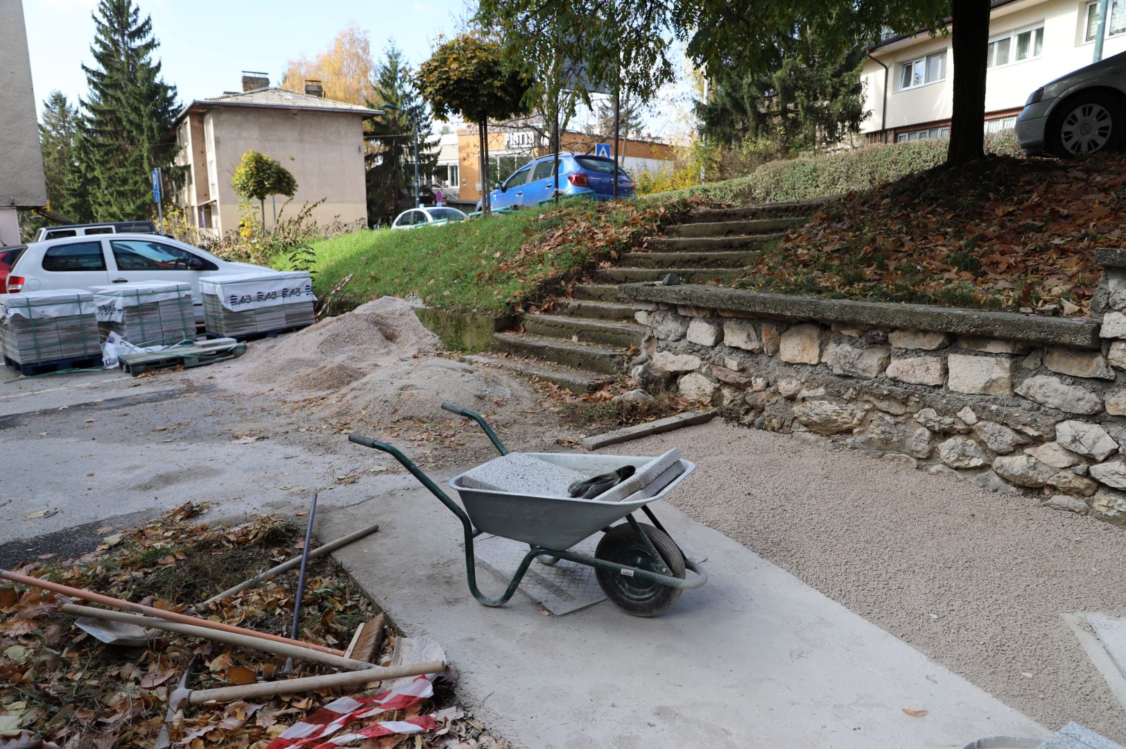 Počela sanacija pristupnog stepeništa i staze u Ulici Višnjik 48