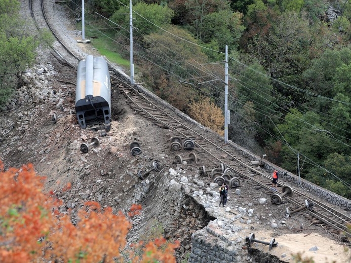 Počelo uklanjanje vagona voza koji su završili u provaliji kod Rijeke