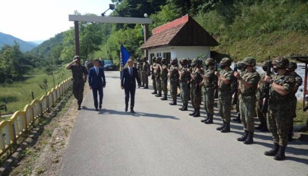 Podžić posjetio kasarnu OSBiH 'Kosova' u Ustikolini