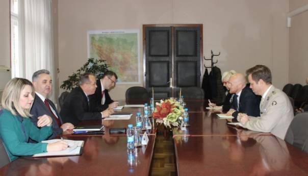 Podžić s Fieldom o ključnim prioritetima MO i OSBiH