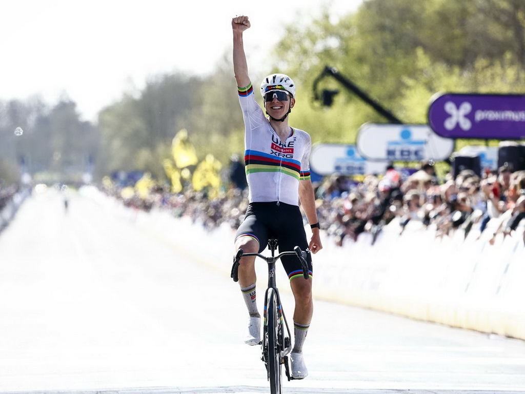 Pogačar pobijedio, ali mu prijeti kazna zbog crvenog svjetla