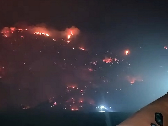 Pogled iz mora na Omiš u plamenu: HGSS objavio snimku