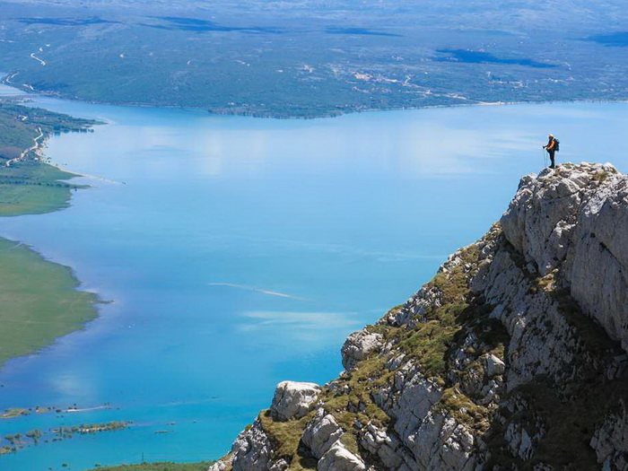 Pogled sa glavnog grebena i najviših vrhova planine Kamešnice daje posebnu dimenziju i šarm