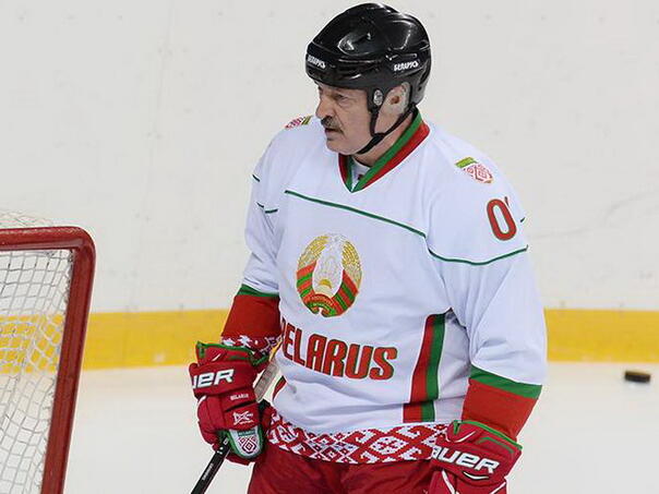 Pogledajte kako je Lukašenko završio na ledu tokom hokejaške utakmice