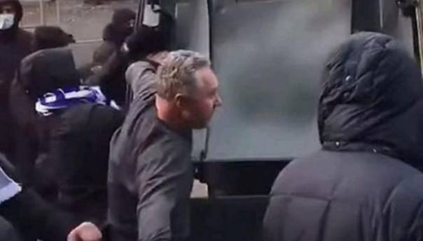 Pogledajte kako su navijači bacili direktora kluba u kontejner za smeće!