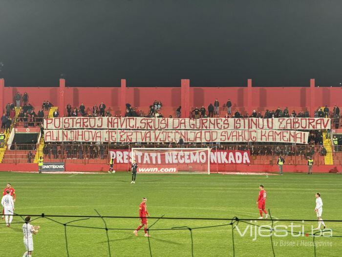 Pogledajte kako su navijači Veleža odgovorili na rušenje spomenika Pod Bijelim brijegom