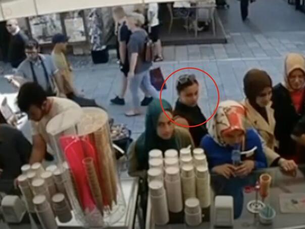 Pogledajte snimak: Djevojka u Sarajevu ukrala novčanik turistkinji dok je čekala sladoled