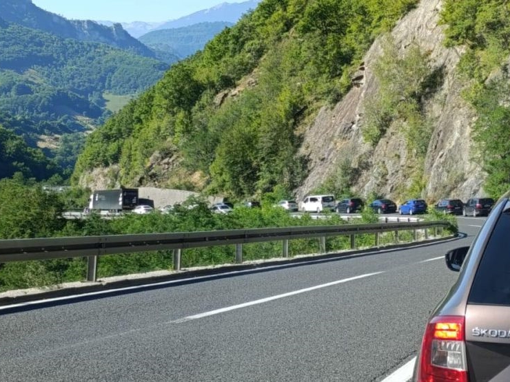 Pojačan promet na granicama, oprez zbog visokih temperatura