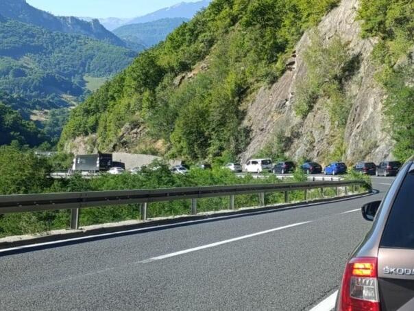 Pojačan promet na granicama, oprez zbog visokih temperatura