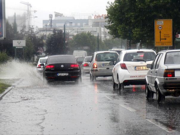 Pojačan saobraćaj i otežani uslovi vožnje širom zemlje