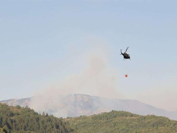 Od danas helikopter OSBiH gasi požar i u Mrkonjić Gradu