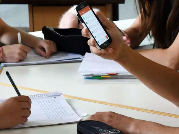 Pokrenuta inicijativa za zabranu mobitela u osnovnim školama u BiH