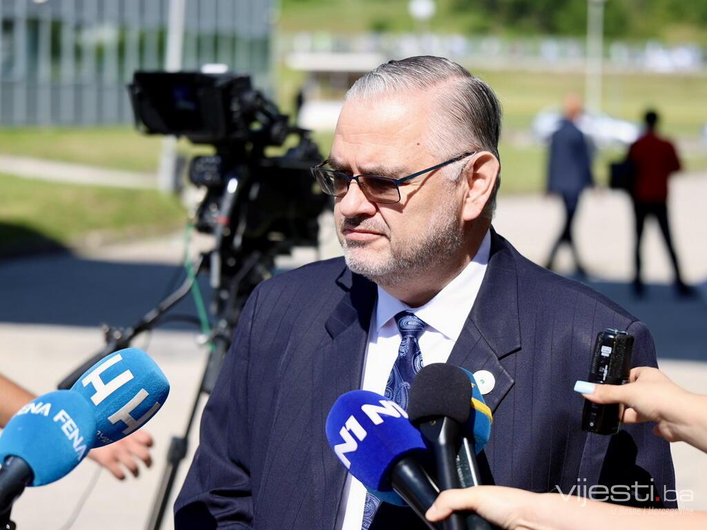 Pokušaji da Crishock bude privremeni visoki predstavnik nemaju pravni osnov