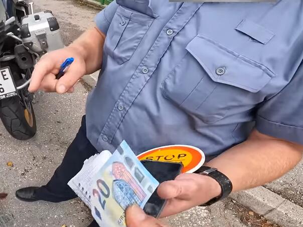 Policajac u Jablanici snimljen kako uzima 20 eura mita i poništava kaznu
