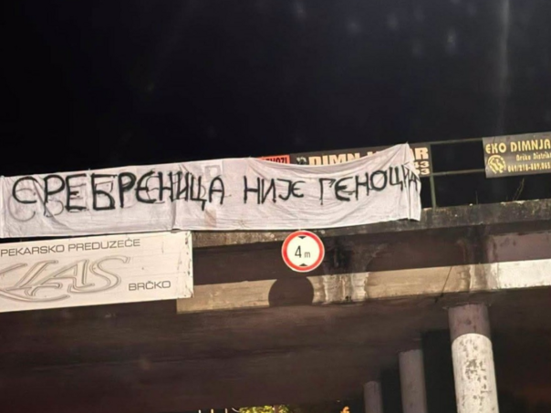 Policija Brčkog se oglasila o transparentu kojim se negira genocid u Srebrenici