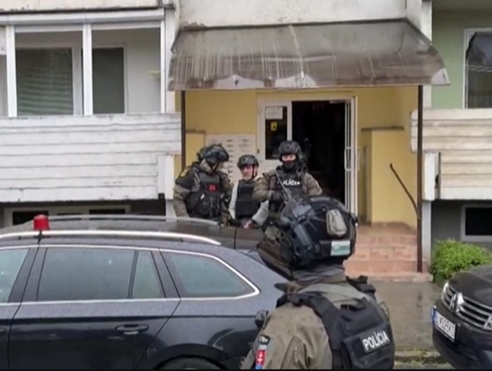 Policija pretražila kuću osumnjičenog atentatora na Ficu, odnijeli računar i dokumente