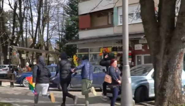 Policija pronašla maloljetnike koji su vrijeđali LGBT aktiviste i oteli im zastavu