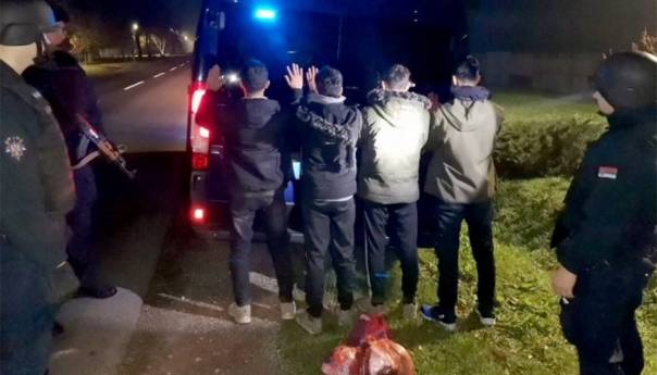 Policija Srbije kod migranta pronašla automatsku pušku