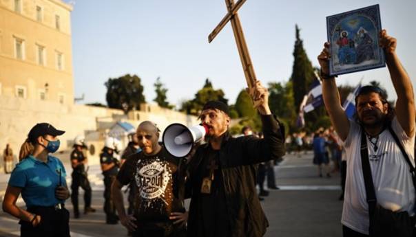 Policija suzavcem i vodenim topovima na učesnike antivakserskog protesta u Atini