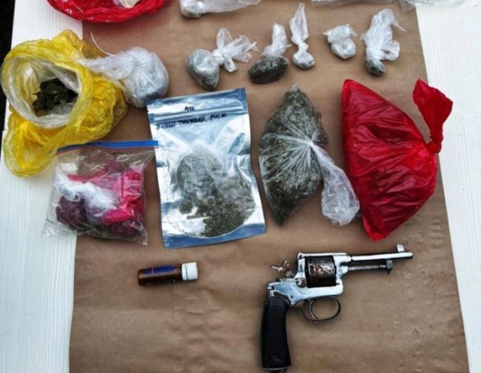 Policija u Tuzli pronašla tri kilograma droge i oružje