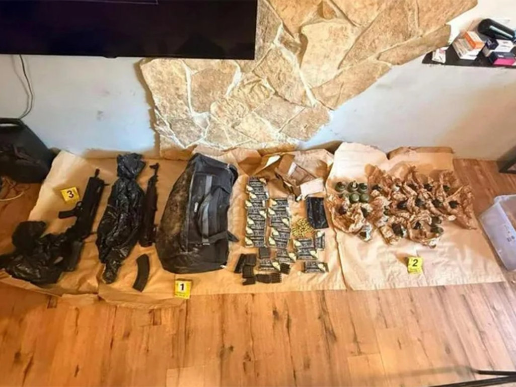 Policija upala u kuću u Beogradu, pronašla skriveni bunker pun oružja