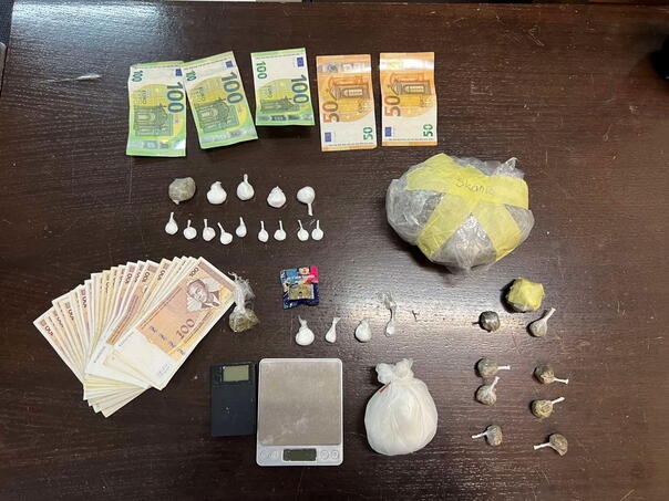 Policija upala u stan u Sarajevu: Pronađeni paketi droge, digitalna vaga i novac