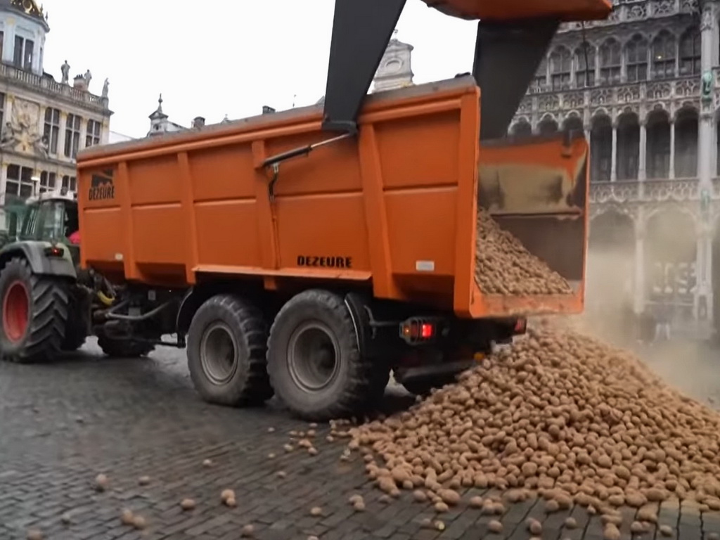 Poljoprivrednici istresli nekoliko tona krompira u centru Brisela