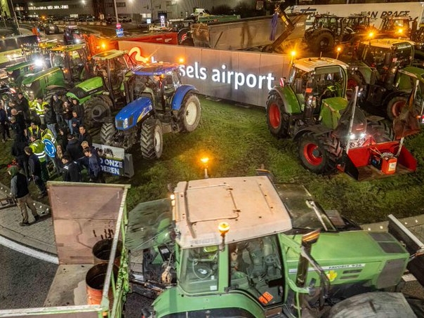 Poljoprivrednici traktorima blokirali prilaz aerodromu u Belgiji