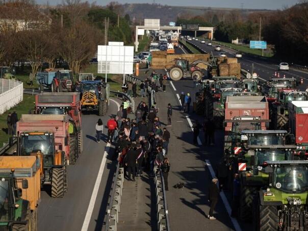 Poljoprivrednici u Francuskoj blokirali najmanje pet auto-puteva
