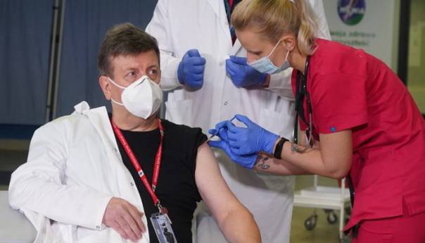 Poljska: Bolnice zaustavile vakcinaciju