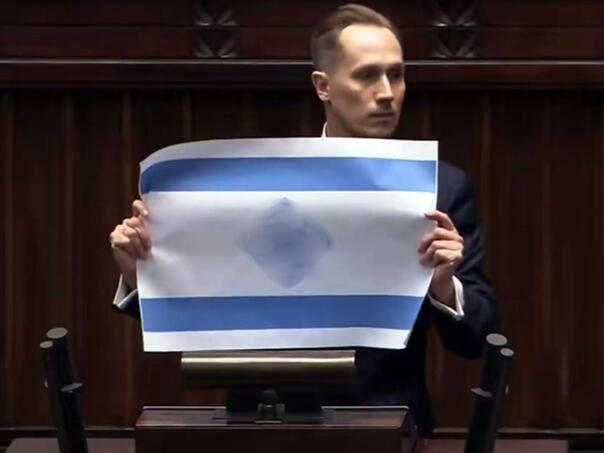 Poljski političar u parlamentu pokazao zastavu Izraela sa kukastim križem