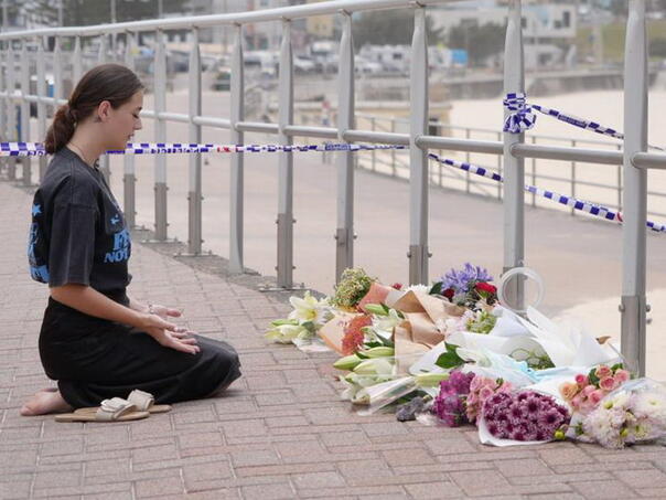 Položeno cvijeće na plaži Bondi nakon smrtonosne masovne pucnjave u Sydneyju
