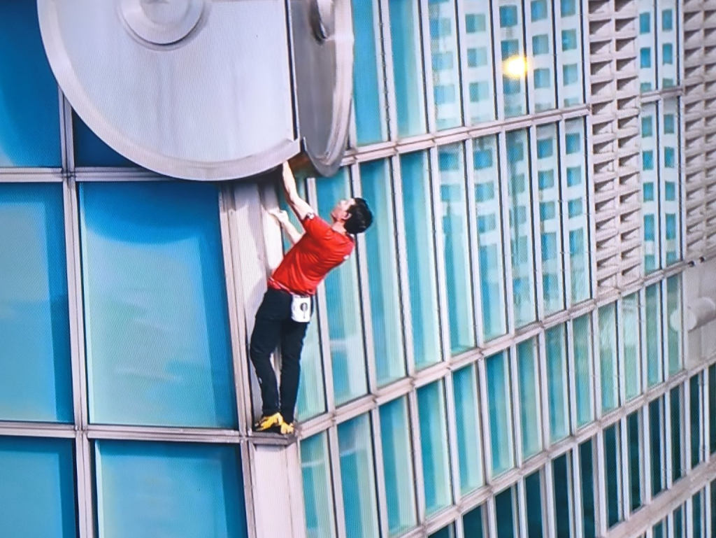 Popeo se na neboder od 101 sprata bez zaštitne opreme, sve prenosio Netflix