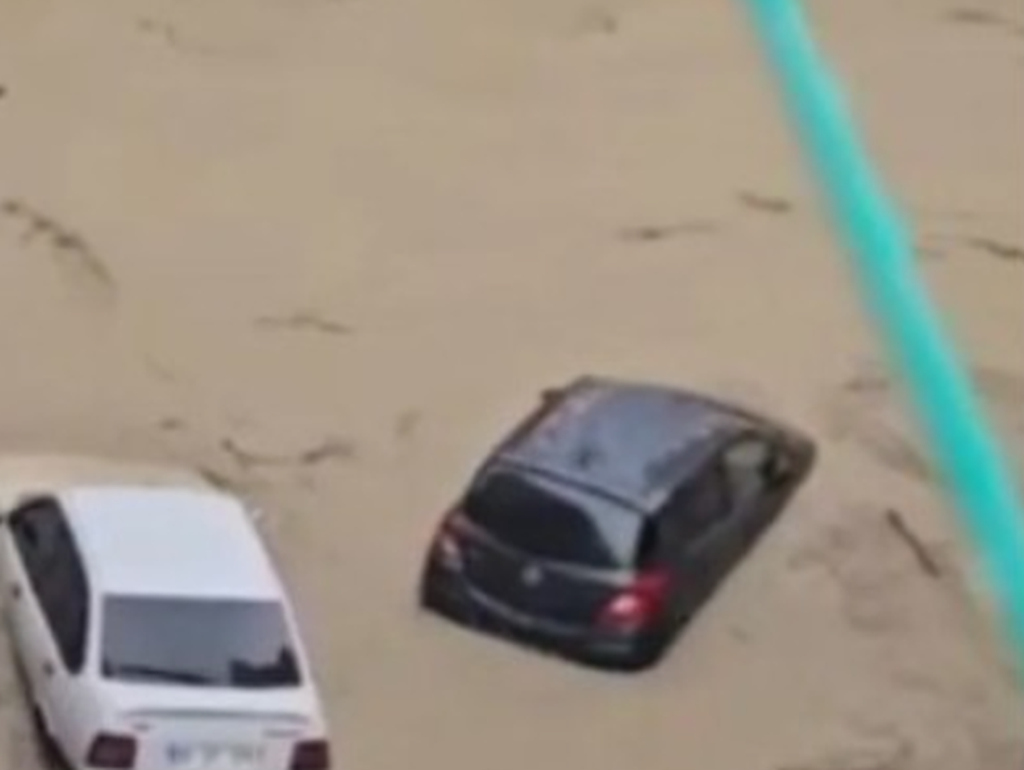 Poplave pogodile Tursku, bujice nosile vozila i potopile ulice