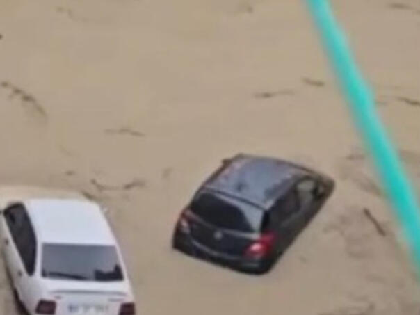 Poplave pogodile Tursku, bujice nosile vozila i potopile ulice