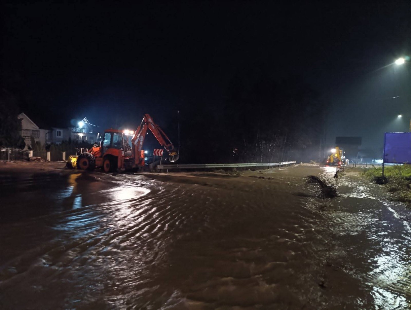 Snimci iz Bugojna: Kuće pod vodom, put prema Kupresu zatvoren