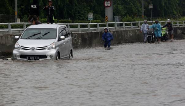 Poplave u Indoneziji, najmanje 16 osoba poginulo