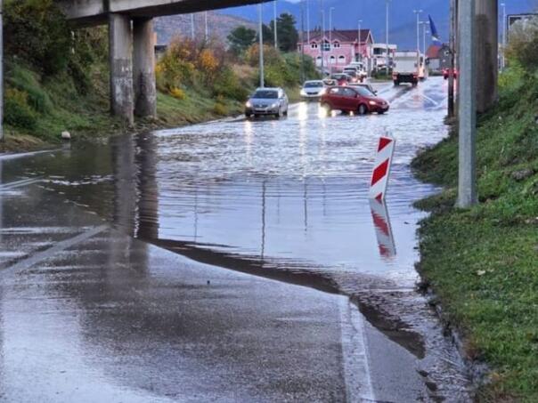 Poplavio podvožnjak u Mostaru: Vozila ostala u kvaru