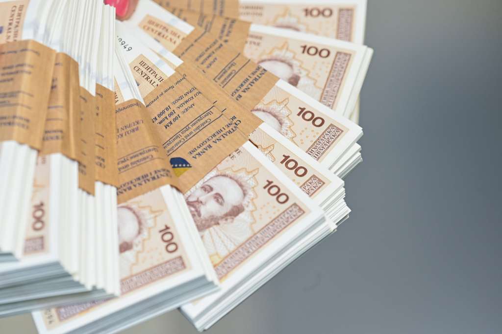 Porezni obveznici FBiH uplatili skoro osam milijardi javih prihoda