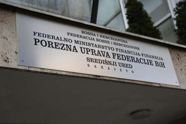Porezni obveznici FBiH u pet mjeseci uplatili 3,67 milijardi KM javnih prihoda