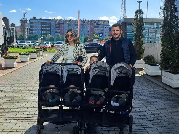 Porodicama koje su dobile četvorke i trojke u RS uručeni poklon vaučeri